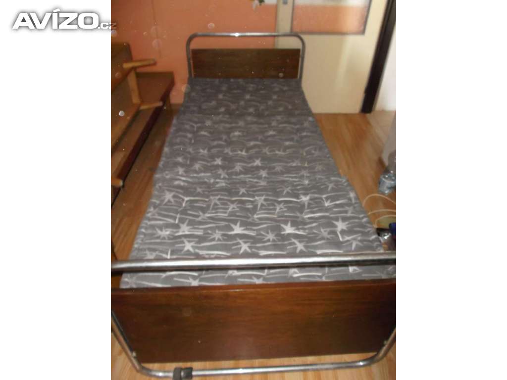 kovová postel